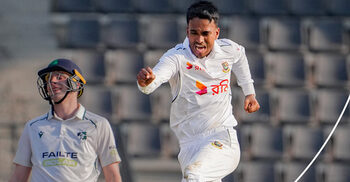 অভিষিক্ত হাসান মুরাদের জোড়া শিকার, আরও কোণঠাসা আইরিশরা