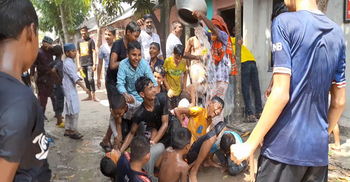 ঈশ্বরদীতে পানি ছিটিয়ে নেচে-গেয়ে বৃষ্টির আকুতি