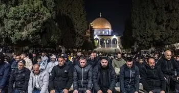 ইসরায়েলি বাঁধা পেরিয়ে আল-আকসায় ফিলিস্তিনিদের প্রথম তারাবিহ আদায়