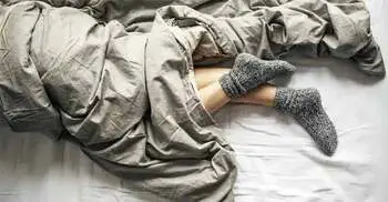 শীতের রাতে মোজা পরে ঘুমানো উপকার না ক্ষতি?