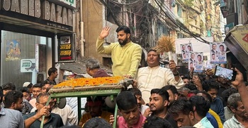 রিকশায় চড়ে পুরান ঢাকায় ইশরাক হোসেনের গণসংযোগ
