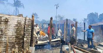 ঈশ্বরদীতে দিনের বেলা ভয়াবহ আগুন, প্রাণ গেলো ১২ ছাগলসহ গৃহবধূর