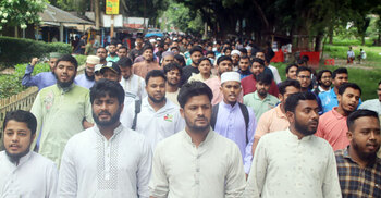 জঙ্গি নাটক সাজানোয় অভিযুক্ত শিক্ষকের বহিষ্কার দাবিতে বিক্ষোভ