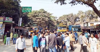 সংস্কারের দাবিতে কুষ্টিয়া-ঝিনাইদহ মহাসড়ক অবরোধ