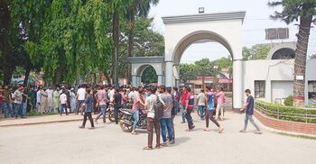 ছুটিতে হল খোলা রাখার দাবি, উপাচার্যের সাক্ষাৎ না পেয়ে ফটক অবরোধ