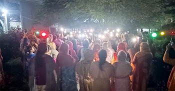 ইবি শিক্ষার্থীর মৃত্যুর তদন্তের দাবিতে রাতে ছাত্রীহলে বিক্ষোভ