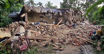 ভেকু দিয়ে বাড়িঘর গুঁড়িয়ে দেওয়ার অভিযোগ আ’লীগ নেতার বিরুদ্ধে