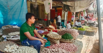 আমদানির খবরে যশোরে কমলো পেঁয়াজের দাম