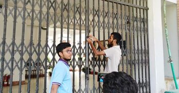 পদত্যাগ না করায় উপাচার্যের বাসভবনে তালা