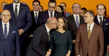 জার্মান মন্ত্রীকে চুমু খেয়ে বিপাকে ক্রোয়েট মন্ত্রী