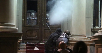 সরকারবিরোধী বিক্ষোভে উত্তাল সার্বিয়া