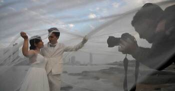 ভাড়া করা ক্যামেরাম্যানের সঙ্গে পালালেন বরের বোন!