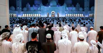 লাইলাতুল কদরে আবুধাবির গ্রান্ড মসজিদে রেকর্ড ৭০ হাজার মুসল্লি