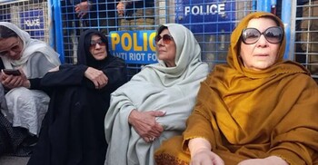 ইমরান খানের দেখা না পেয়ে কারাগারের বাইরে বসে রইলেন বোন