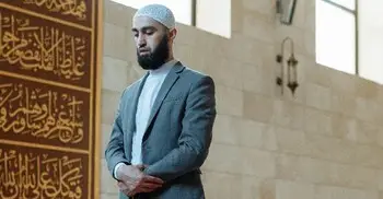 নামাজের সময় ইশারায় সালামের উত্তর দেওয়া যাবে?