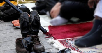 জুতা পরে নামাজ আদায় করা যায়?