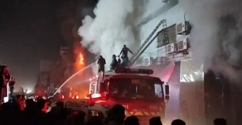পাকিস্তানে শপিং মলে ভয়াবহ অগ্নিকাণ্ডে নিহত ৫, রাত থেকে জ্বলছে আগুন