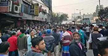 ব্যাটারিচালিত রিকশা চলাচলের দাবিতে বাড্ডায় সড়ক অবরোধ