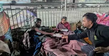 জিয়ার জন্মদিনে দুস্থদের মাঝে শেকৃবি ছাত্রদল নেতার খাবার বিতরণ