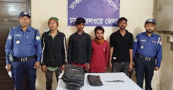 চলন্ত ট্রেনের ছাদে ছিনতাইকারীদের অন্তর্কোন্দলে খুন, গ্রেফতার ৪