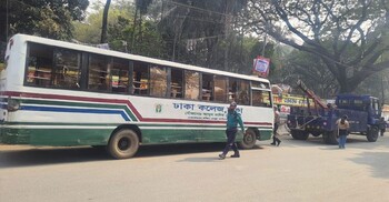 ঢাকা কলেজের বাস আটকে ভাঙচুর, দুই কলেজের সংঘর্ষে পথচারী আহত