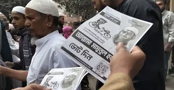 নামাজ শেষে নির্বাচনি প্রচারণায় মামুনুল হকসহ অন্য প্রার্থীরা