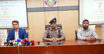 যাত্রীবাহী বাসে অভিযানে অস্ত্র ব্যবসায়ী গ্রেফতার, দুই পিস্তল জব্দ