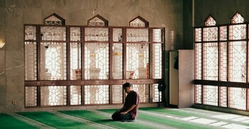 নামাজরত ব্যক্তির সামনে দিয়ে যাওয়ার বিধান