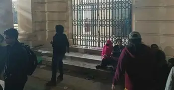 জবির প্রশাসনিক ভবনে তালা, ৮ ঘণ্টা অবরুদ্ধ উপাচার্য-কোষাধ্যক্ষ