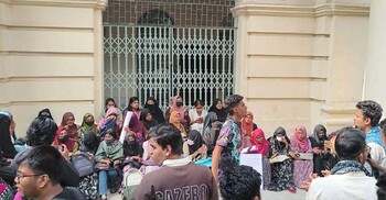 রাত থেকে অবরুদ্ধ জগন্নাথ বিশ্ববিদ্যালয়ের উপাচার্য-কোষাধ্যক্ষ