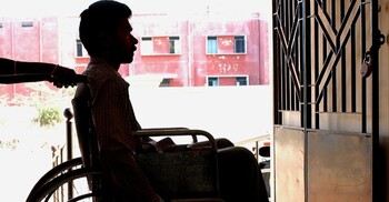 মেডিকেলে ভর্তিতে প্রতিবন্ধী কোটা পেতে নিজের পা কেটে ফেললেন তরুণ