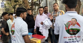 ঢাকা-১৭ আসনে দোকানদার-রিকশাচালকদের মাঝে গেঞ্জি বিতরণ