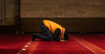 সিজদা থেকে ওঠার সময় হাতে ভর দেওয়া যাবে?