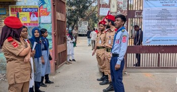 জবির ‘বি’ ইউনিটে ভর্তিচ্ছুদের সহযোগিতায় বিএনসিসি-রোভার স্কাউট