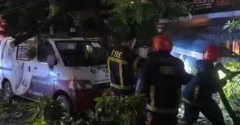 গুলশানে মাইক্রোবাসের ওপর গাছের ডাল, ৪ সাংবাদিককে উদ্ধার করলো পুলিশ