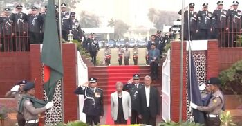 রাজারবাগ পুলিশ স্মৃতিসৌধে স্বরাষ্ট্র উপদেষ্টার শ্রদ্ধা