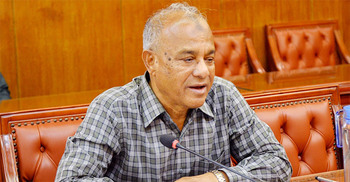 গণমাধ্যমকর্মীদের এড়িয়ে গেলেন স্বরাষ্ট্র উপদেষ্টা