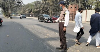 পরিবারের টেবিল ছেড়ে রাস্তাতেই ট্রাফিক পুলিশের ইফতার
