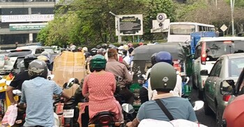 সড়কে বাড়ছে যানজট: ৫ মিনিটের পথ পাড়ি দিতে লাগছে প্রায় এক ঘণ্টা