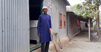 অষ্টম শ্রেণিতে পড়ছেন পঞ্চাশোর্ধ্ব মিন্টু, স্বপ্ন ডাক্তার হওয়া