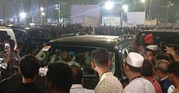 শহীদ মিনারে জামায়াত আমিরকে দেখে ‘রাজাকার’ স্লোগান