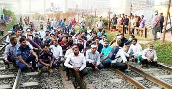 Jamaat stages demo blocking rail line in Tejgaon