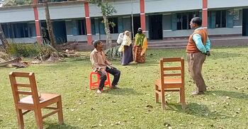 শিক্ষার্থীশূন্য বিদ্যালয়ে আড্ডায় সময় কাটান শিক্ষকরা