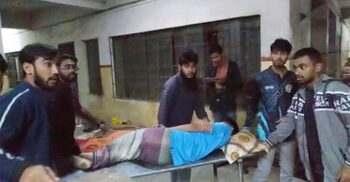 বশেফমুবিপ্রবি শিক্ষার্থীদের ওপর বহিরাগতদের হামলা, আহত ৮