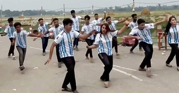 সড়কের মাঝখানে ভিডিও ধারণে মত্ত আর্জেন্টিনা সমর্থকরা, ক্ষুব্ধ স্থানীয়রা