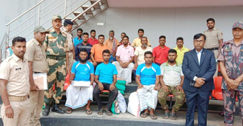 দেশে ফিরল ঝড়ের কবলে ভারত সীমান্তে ঢুকে পড়া ১৫ জেলে