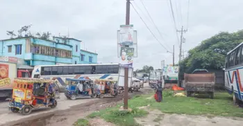 বাসের ধাক্কায় স্ত্রীসহ যুবদল নেতা আহত, মহাসড়ক অবরোধ