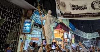 নিজ হাতে নির্বাচনি ব্যানার-পোস্টার সরালেন জামায়াত আমির