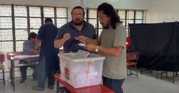 ‘মানুষ যেন ভালো থাকে’, ভোট দিয়ে বললেন জেমস