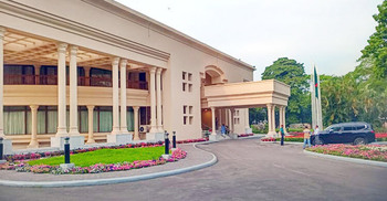 Yunus engages in talks with Gono Forum